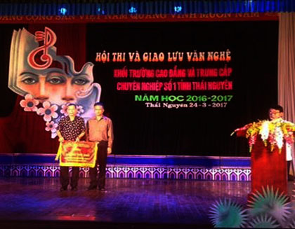 Đội văn nghệ xung kích nhà trường tham gia Hội thi và giao lưu văn nghệ khối các trường CĐ, TCCN số I tỉnh Thái Nguyên.